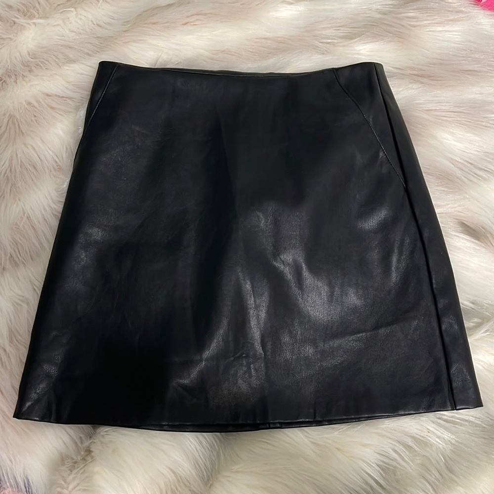 pull & bear black leather skirt
